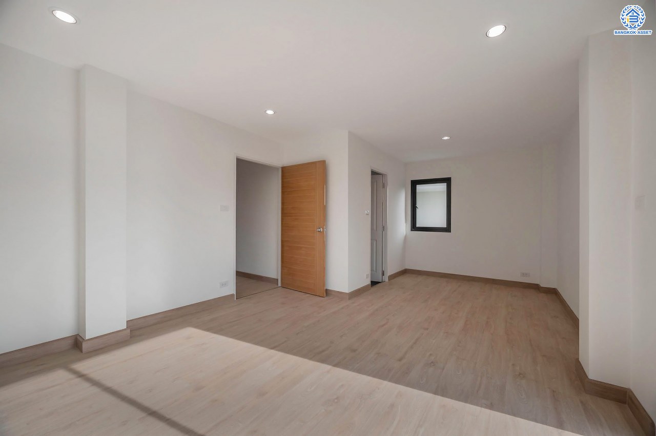 บ้านมือสองตกแต่งใหม่ โครงการ มณธานี บางแค บ้านเดี่ยว 3 ชั้นหลังมุม ดีไซน์หรูหรา เนื้อที่กว้าง 65.6 ตร.ว. พื้นที่ใช้สอย 240 ตร.ม. ฟังก์ชัน 5 ห้องนอน 4 ห้องน้ำ 2 ที่จอดรถ ฟังก์ชันครบตอบทุกไลฟ์สไตล์ บนทำเลศักยภาพ เชื่อมต่อถนนกาญจนาภิเษก ใกล้เดอะมอลล์บางแค ใกล้รถไฟฟ้าสายสีน้ำเงิน "สถานีหลักสอง" และจุดขึ้นทางด่วน "กาญจนาภิเษก"